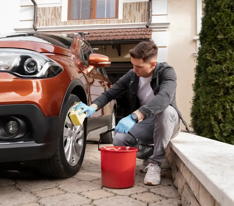 Lavage auto à domicile Domptail : professionnel intervenant sur un véhicule